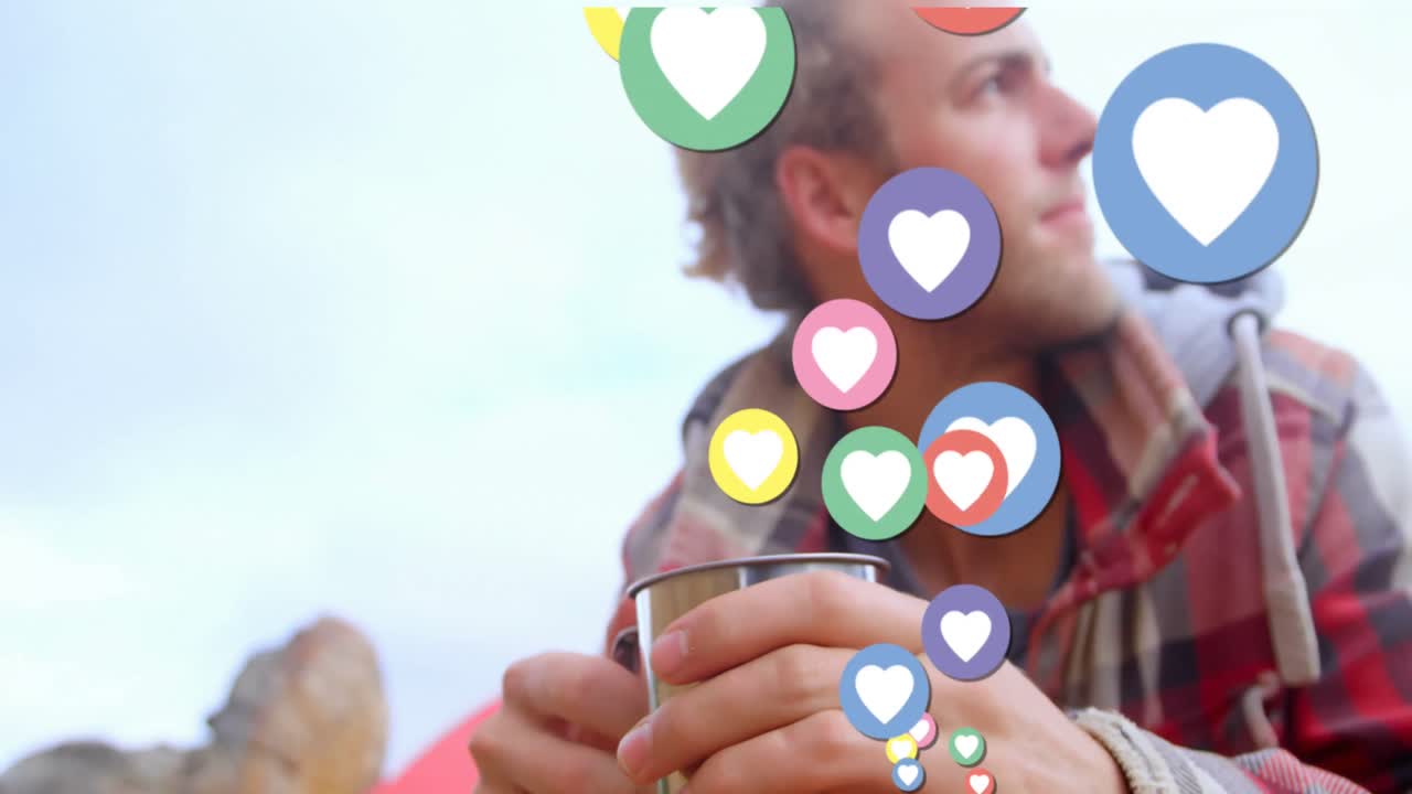 animación de los iconos y números del corazón de las redes sociales sobre un hombre bebiendo café