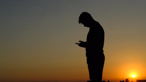 hombre de silueta enviando mensajes