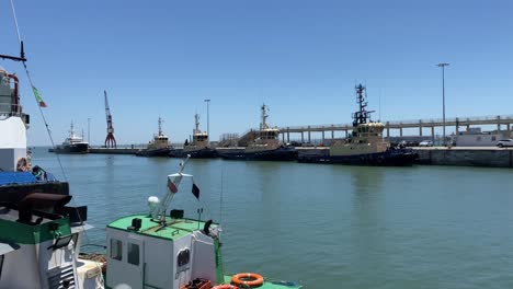 algunos barcos de las fuerzas armadas descansando en la marina, alcântara, portugal