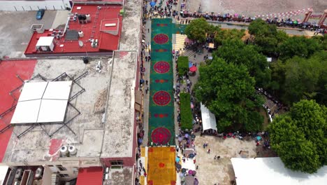 tomada de un avión no tripulado de las coloridas alfombras artísticas de aserradura en huajuapan de león, oaxaca, méxico durante su celebración anual en julio