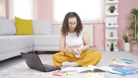 una estudiante feliz ganando dinero.