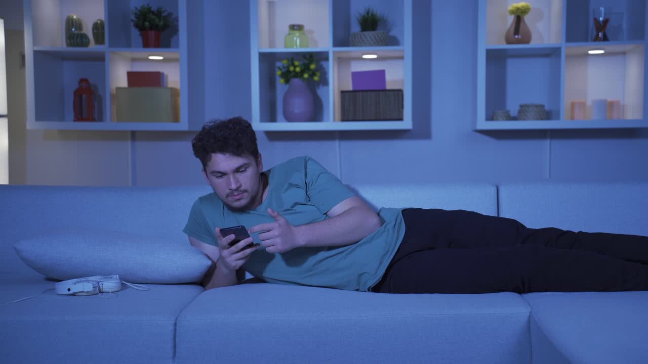 en casa por la noche, el hombre enojado es irritable y caprichoso para el mensaje telefónico.