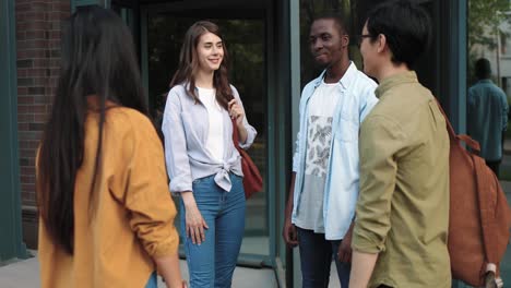 grupo de estudiantes multiétnicos hablando en la calle cerca de la universidad en un descanso