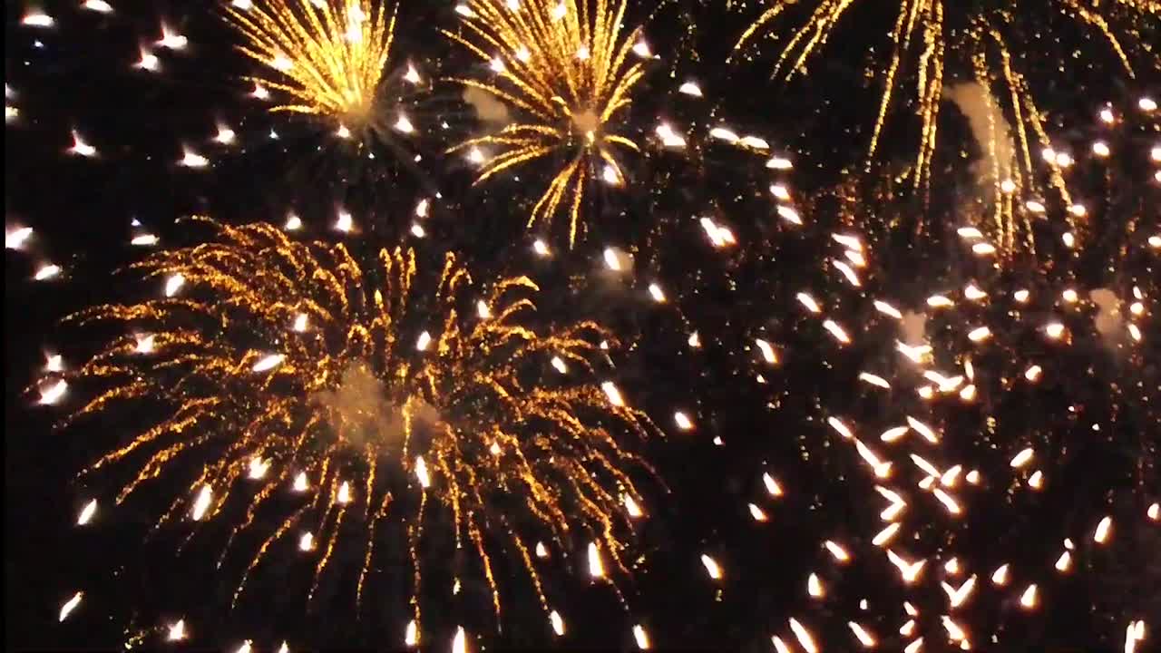 fuegos artificiales- varias explosiones grandes contra el cielo negro