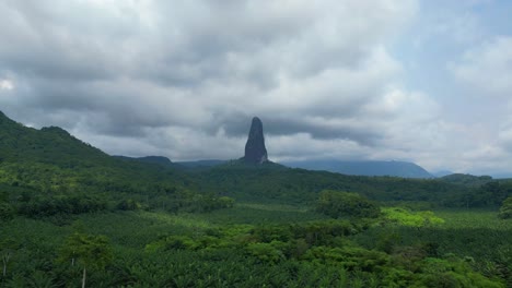 ¿Vista-Circular-Aérea-Desde-Pico-Cao-Grande-Ubicado-Al-Sur-De-São-Tomé?