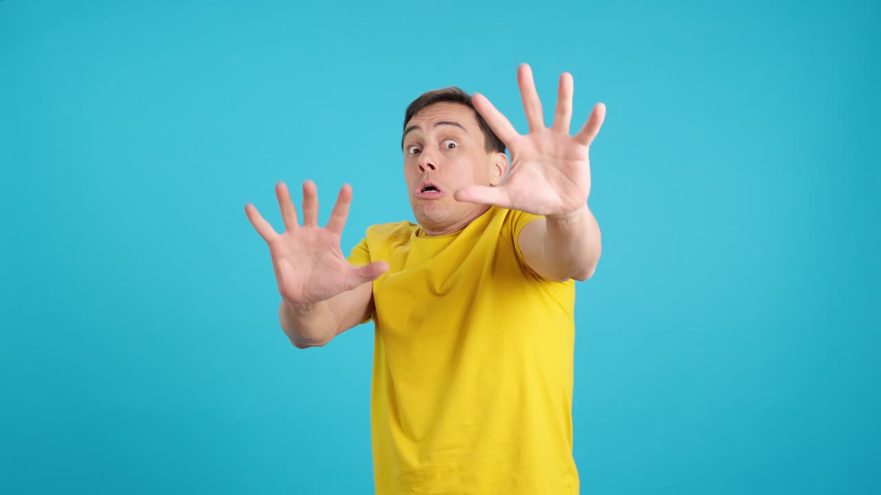 Uomo spaventato e ansioso