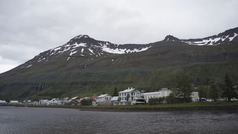 esta es una visión general de un pequeño pueblo en islandia.