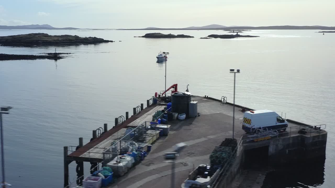 Prise de vue aérienne d’un bateau de pêche accostant au quai de Leverburgh, dans les Hébrides extérieures
