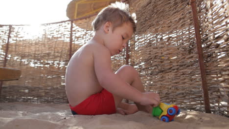 niño jugando en la playa