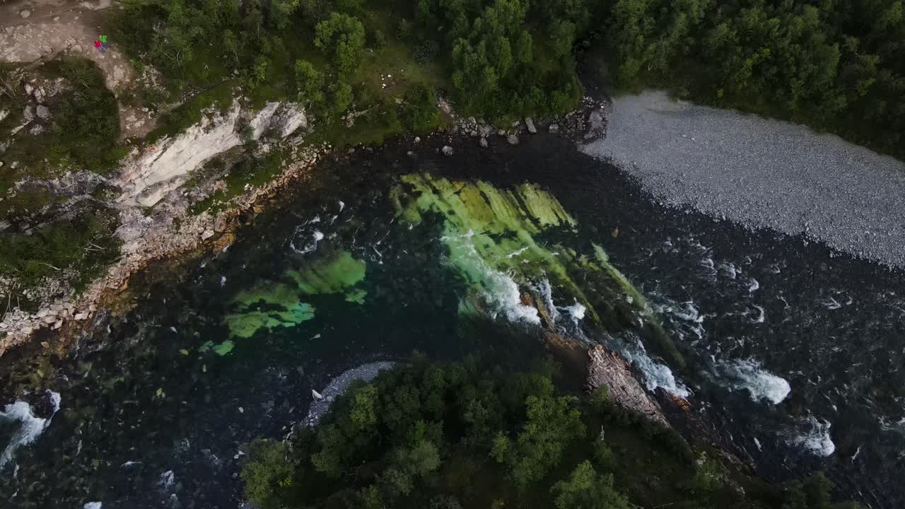 las aguas del valle de algas del parque nacional de abisko kiruna suecia antena