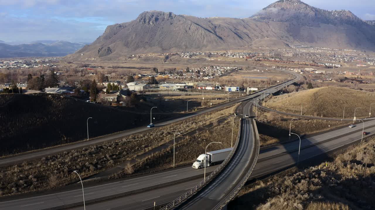 번잡한 고속도로 교차로를 포함한 캠룹스의 장엄한 공중 전망