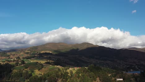 vista aérea de drones del paisaje escénico de las tierras altas de colombia por el lago tota