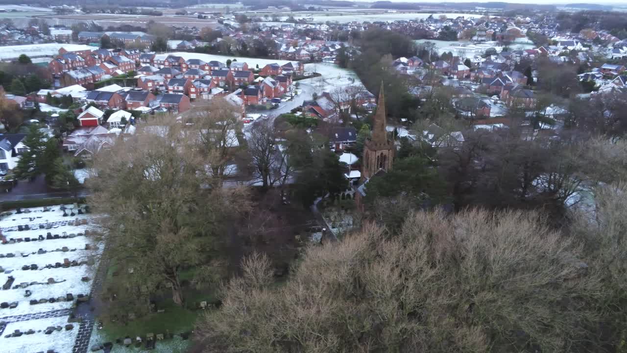눈 덮인 공중 마을 주거 지역 겨울 얼어 붙은 북쪽 서쪽 집과 도로 오른쪽 샷