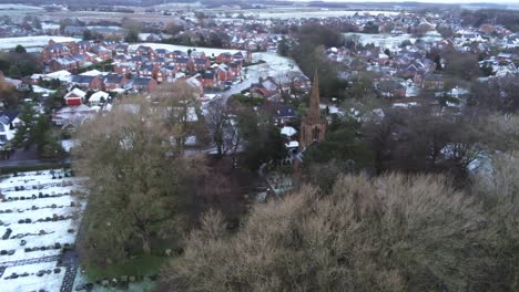 Schneebedecktes-Luftdorf-Wohngegend-Winter-Gefrorene-Nordwesthäuser-Und-Straßen-Rechts-Erschossen