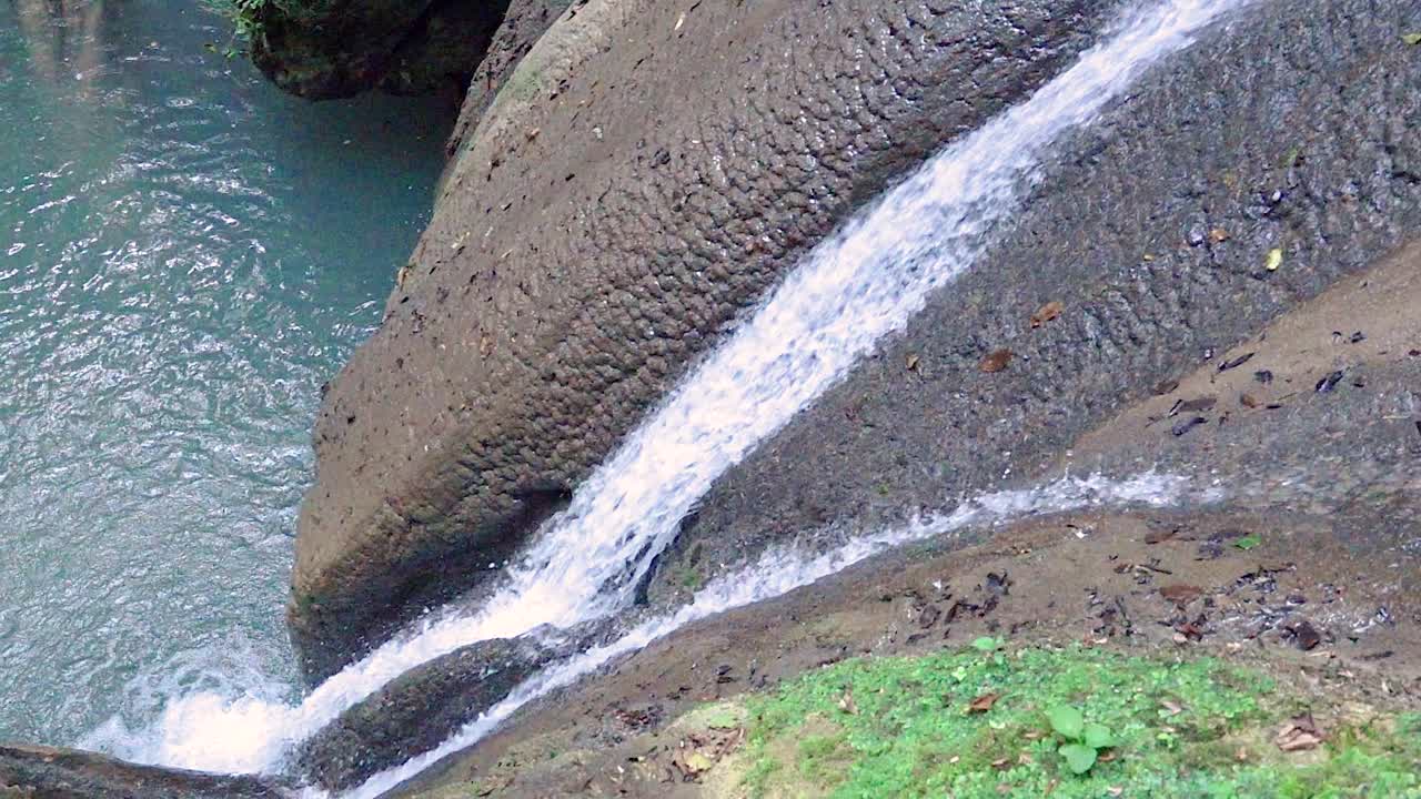 바위 위 에 떨어지는 작은 폭포