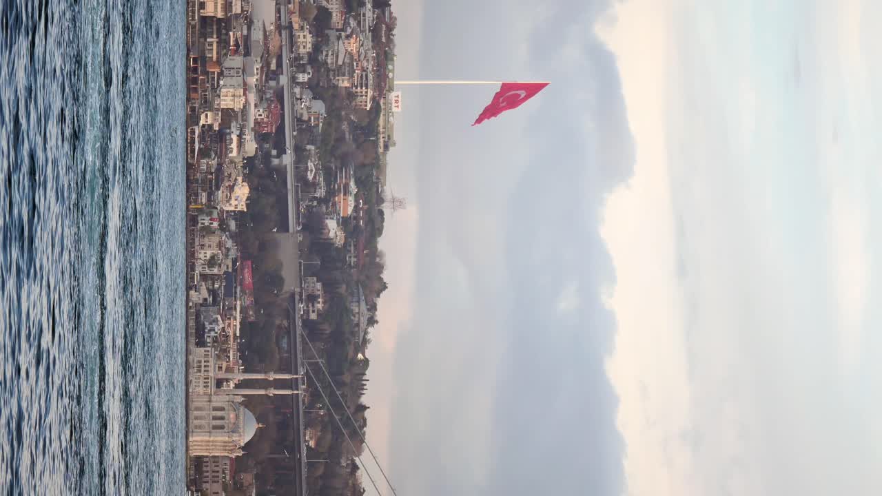 이스탄불 시내 풍경, 보스포루스 해상에서 터키 국기