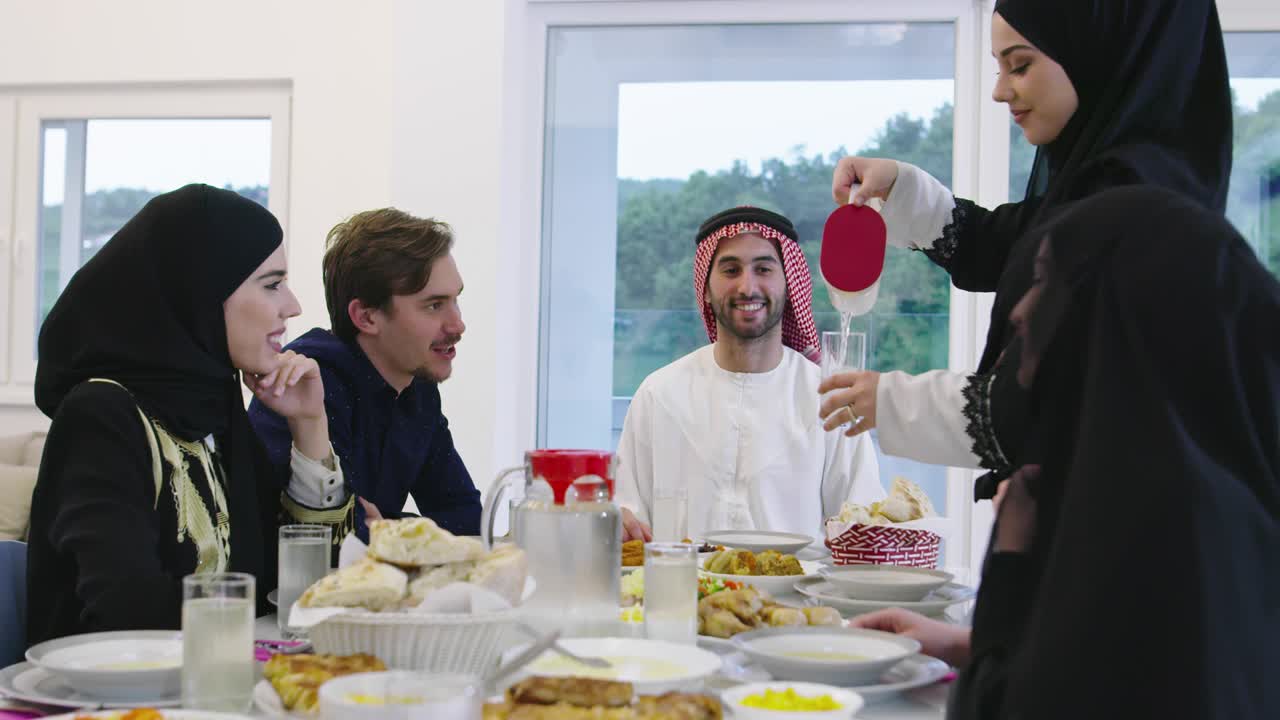 familia musulmana haciendo una fiesta de ramadán