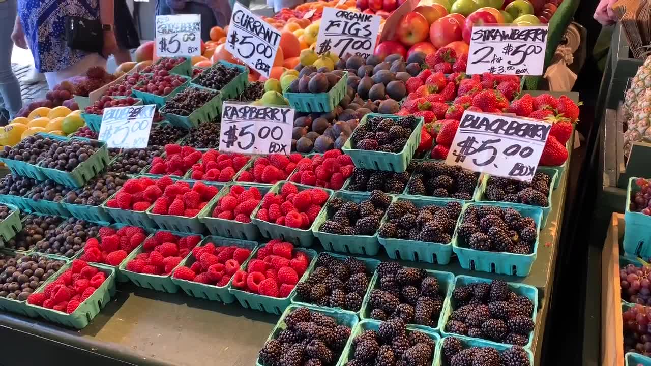 워싱턴 주 시애틀의 유명한 파이크 플레이스 마켓플레이스에서 판매되는 현지 농장의 신선한 과일
