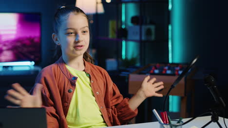 una niña sonriente filmando un video para su nuevo canal en línea, hablando con los espectadores