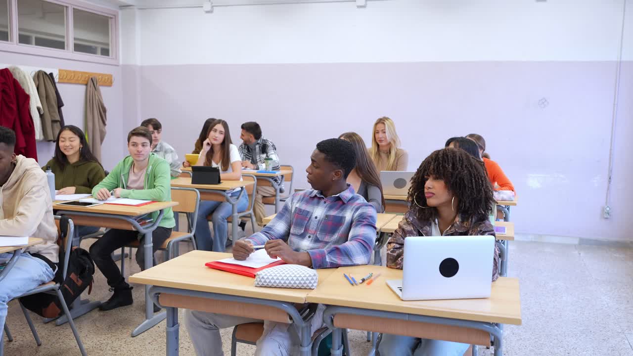 Um grupo diverso de alunos numa sala de aula