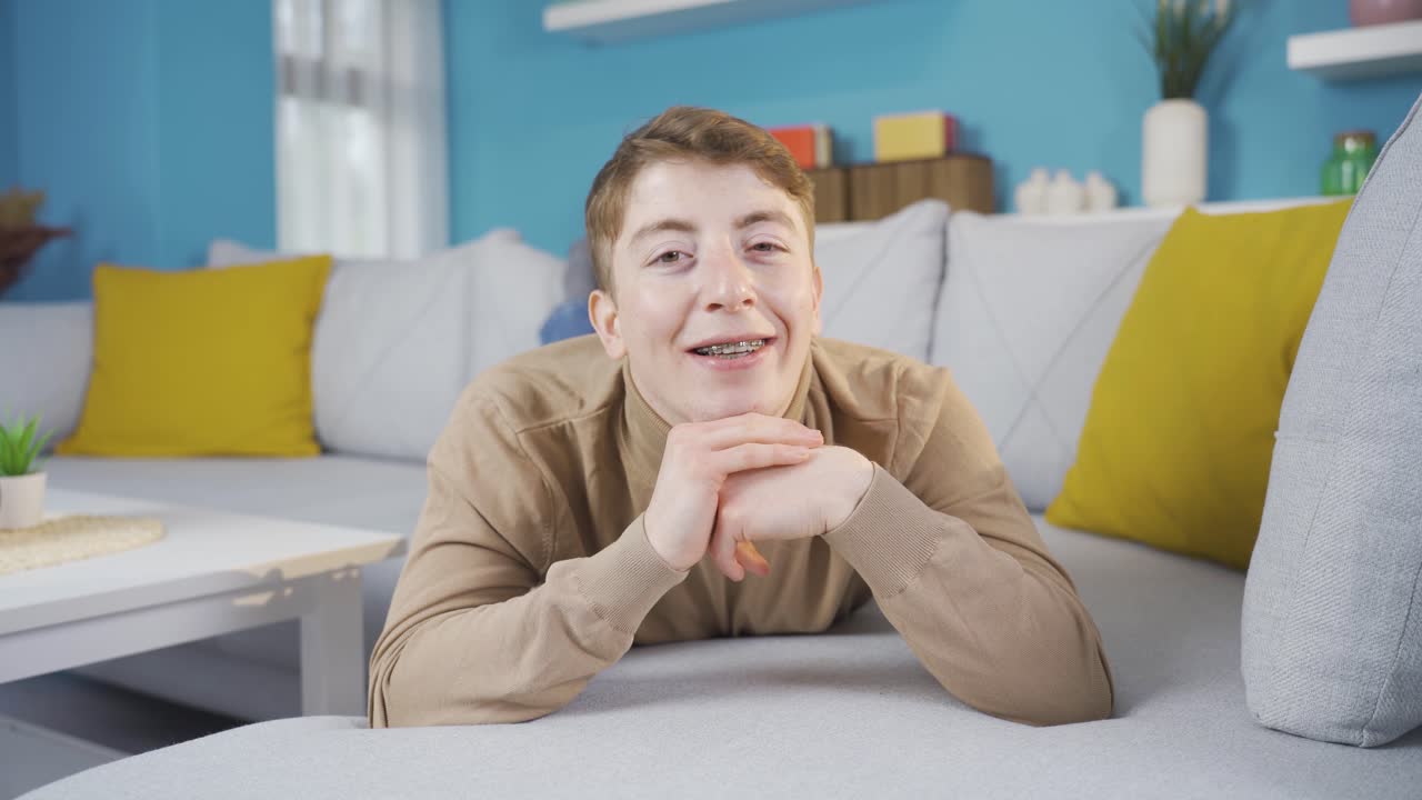 카메라에 눈을  ⁇ 이는 귀여운 십대.