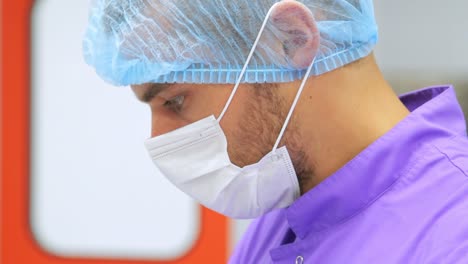 retrato de empleado de fábrica. rostro de trabajador de laboratorio con máscara. retrato de médico