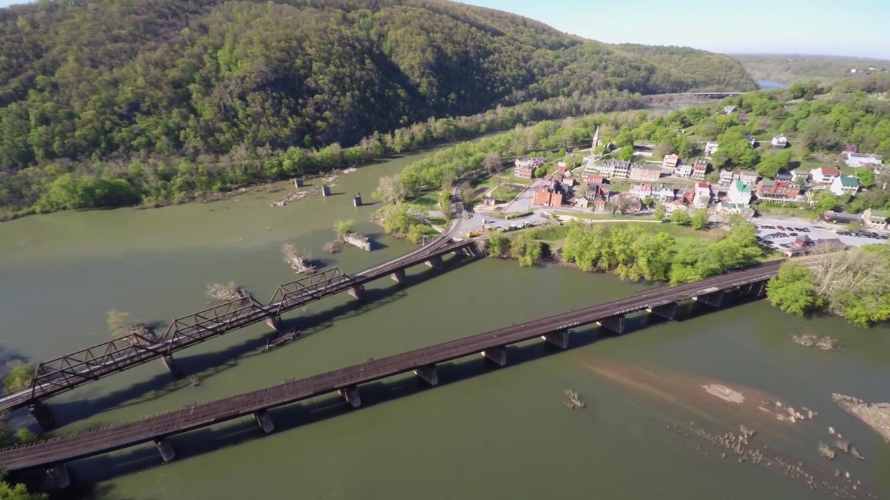 O Parque Nacional Harpers Ferry está situado na confluência dos rios Potomac e Shenandoah, onde Maryland, Virgínia e Virgínia Ocidental se encontram. Conhecido pelo papel de John Brown na Guerra Civil