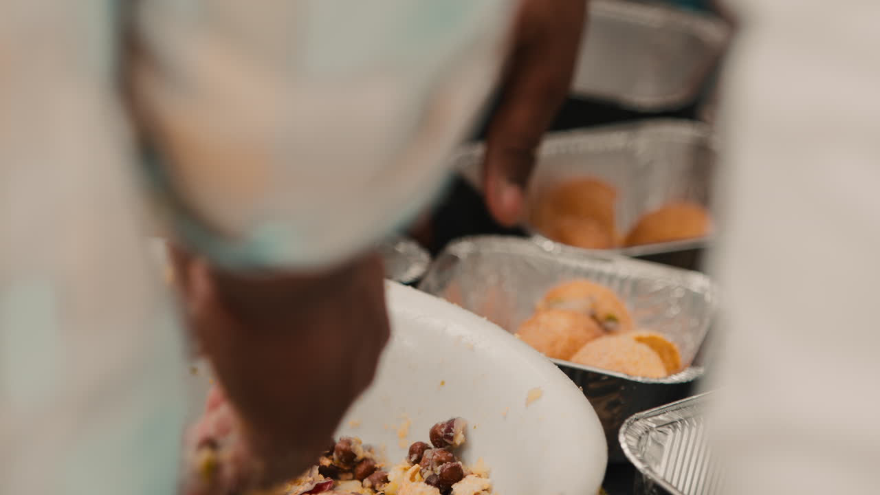 Servire Panipuri, tipico cibo indiano, durante il festival Holi in un mercato di strada.
