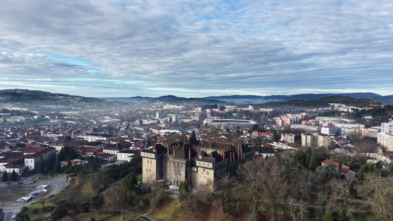 Betagende 4K-droneoptagelser af Palace of the Dukes of Braganza i Guimaraes, Portugal, på en lys og solrig dag