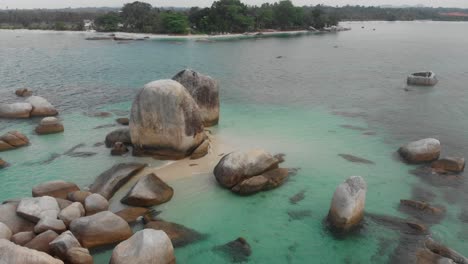 rocas de granito gigantes en el mar en la isla de belitung indonesia, aero