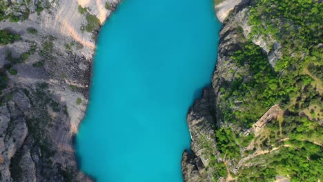 Vista-De-Pájaro-De-Un-Hermoso-Lago-De-Aguas-Turquesas