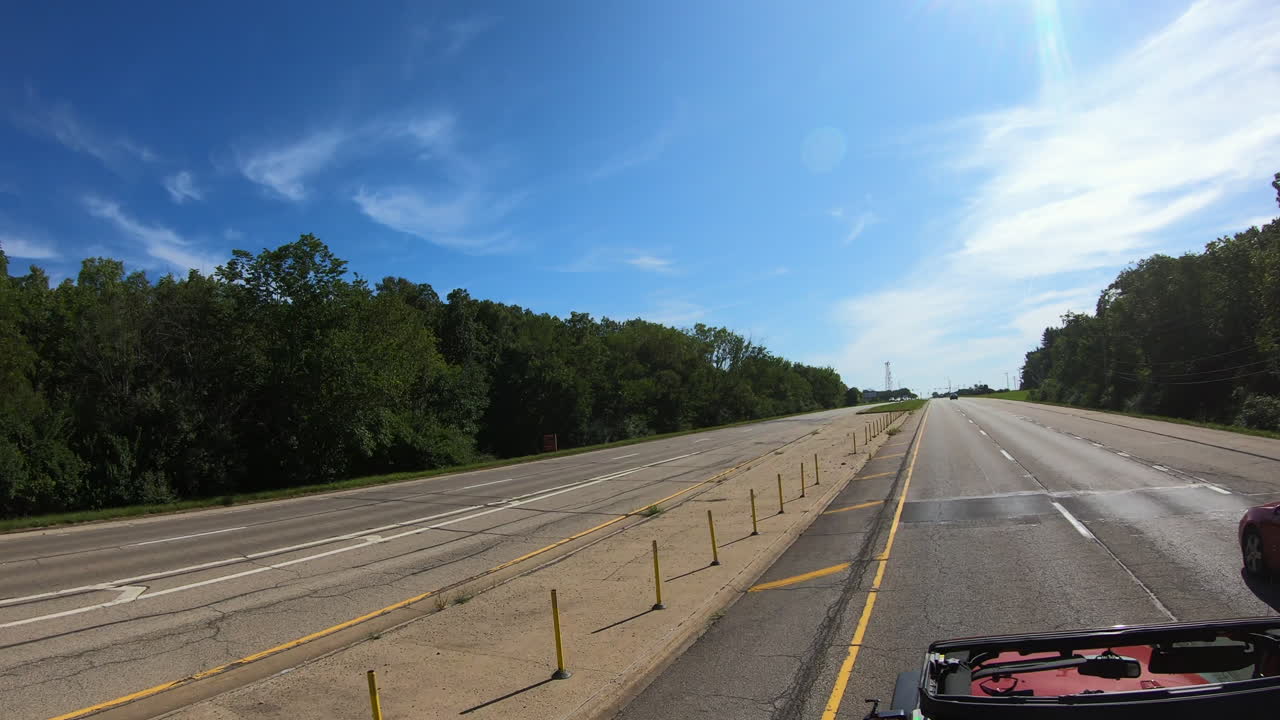 디케이터 앨라배마 근처의 분리된 고속도로를 운전하는 동안 옥상에서 본 시점