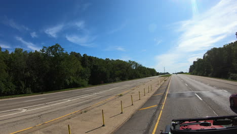 punkt widzenia z dachu podczas jazdy podzieloną autostradą w pobliżu decatur alabama