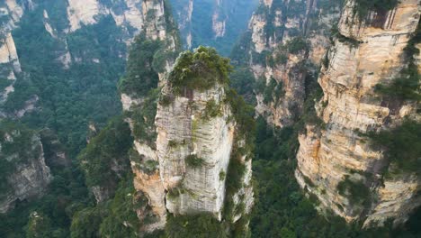 tomada aérea de una columna de roca dentro del parque nacional de zhangjiajie