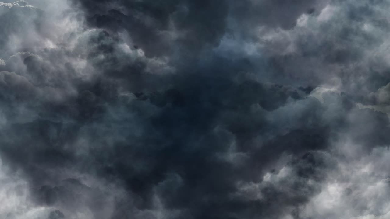 gruesas nubes cumulonimbus moviéndose en el cielo