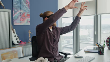 Hombre-Moderno-Explorando-La-Realidad-Virtual-En-La-Oficina-Del-Hogar.-Joven-Autónomo-Con-Gafas-Vr