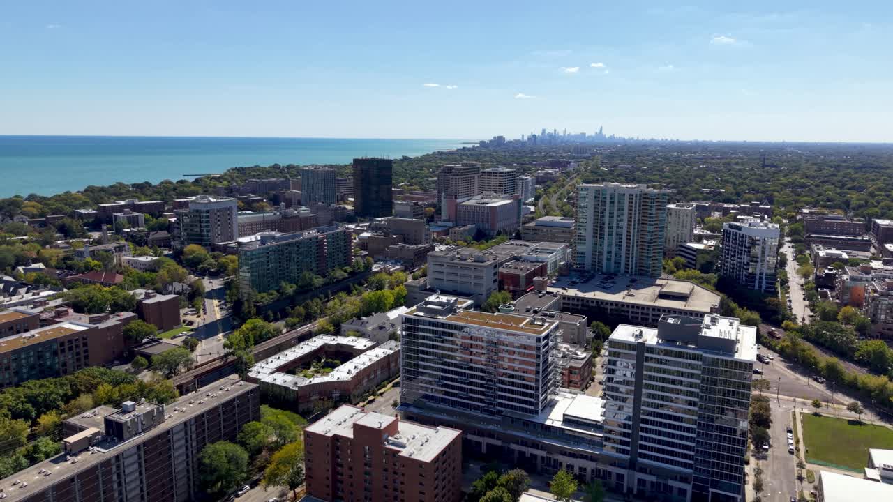 Toma aérea con acercamiento a Evanston, Illinois