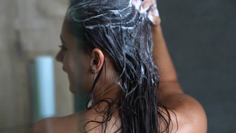 mujer lavándose el cabello en la ducha
