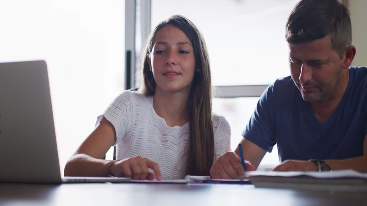 ayudando a su padre.