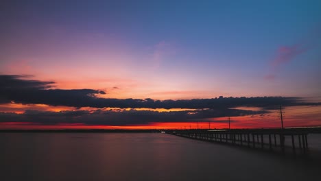 increíble azul increíble y hora dorada resplandor rojo del amanecer sobre el puente ocupado, paisaje de nubes épico por encima