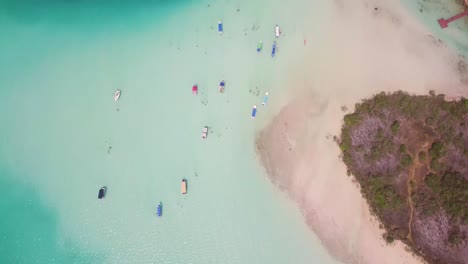 Vista-Aérea-Superior-De-Botes-En-Laguna-De-Siete-Colores-En-Bacalar,-México