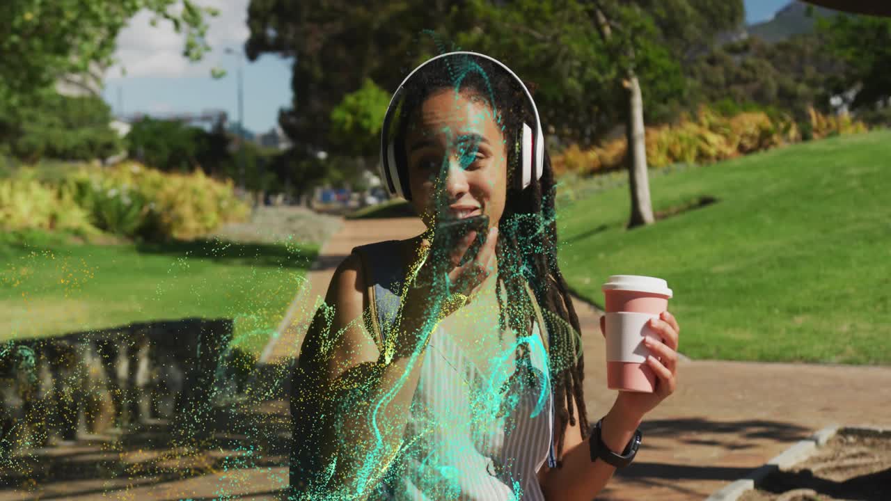 Effetto particellare digitale che rivela una donna con smartphone e tazza di caffè, mostrando la tecnologia audio.