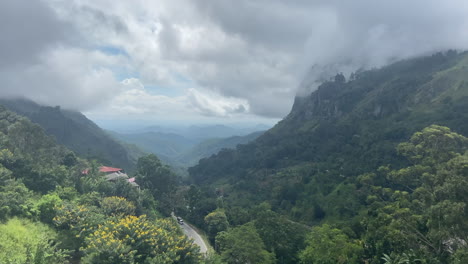 estableciendo una toma de mano mirando hacia abajo ella gap en una mañana nublada en sri lanka