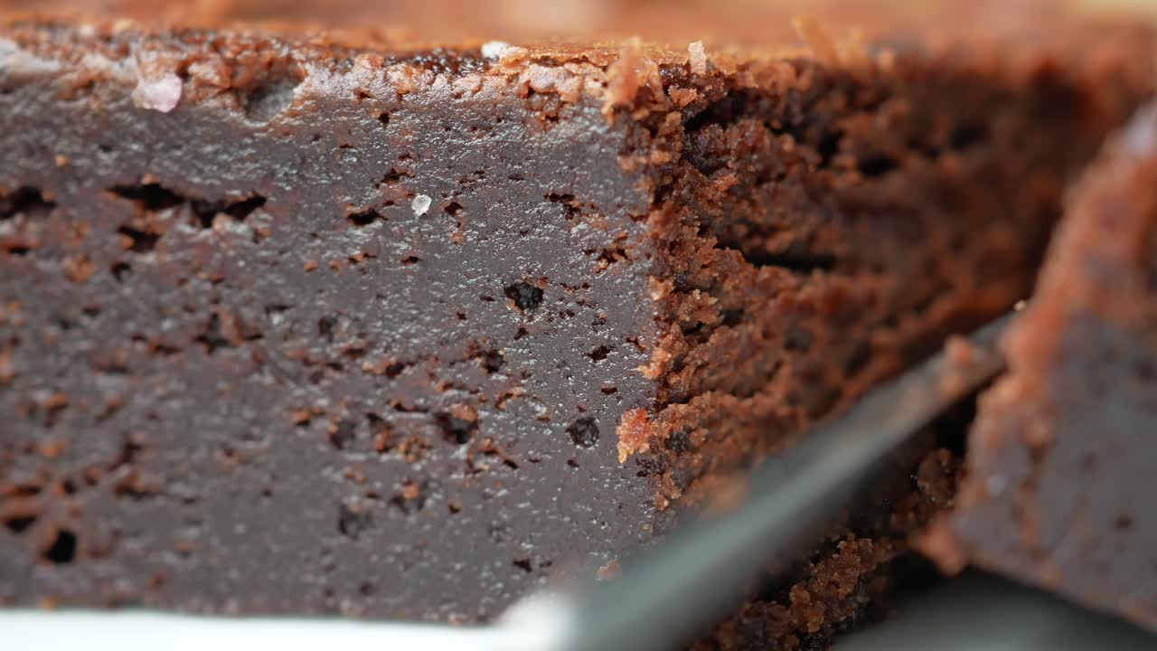 un primer plano de un delicioso brownie de chocolate