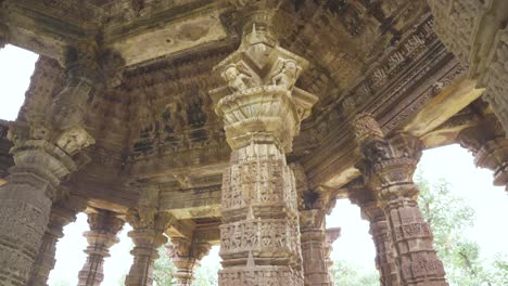 pan shot de la hermosa arquitectura en una pared del templo en el grupo de templos de bhand devra en ramgarh del distrito de baran en rajasthan, india