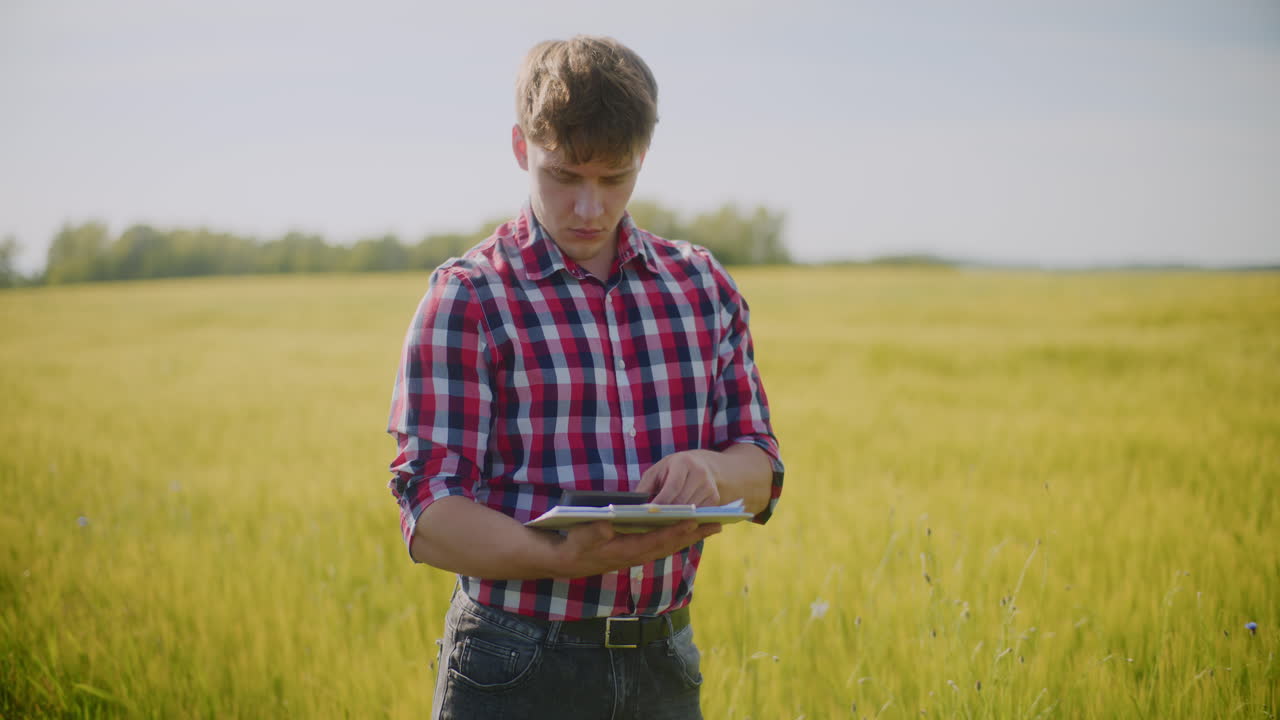agricultor usando una tableta en un campo de trigo