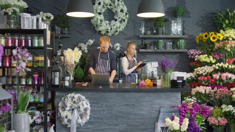 Empleados-En-Tienda-De-Flores