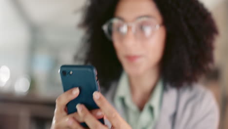 negocios, manos y mujer con un teléfono inteligente