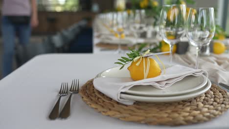 elegante decoración de mesa con decoración de limón