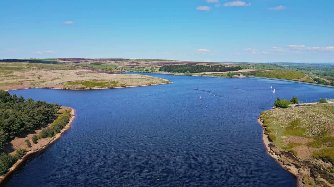 윈스카르 저수지의 항공 영상 요크셔 영국